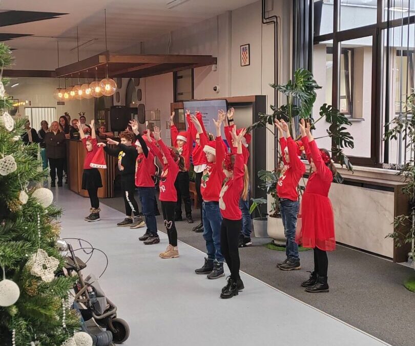 Božićna priredba u Domu za starije i nemoćne